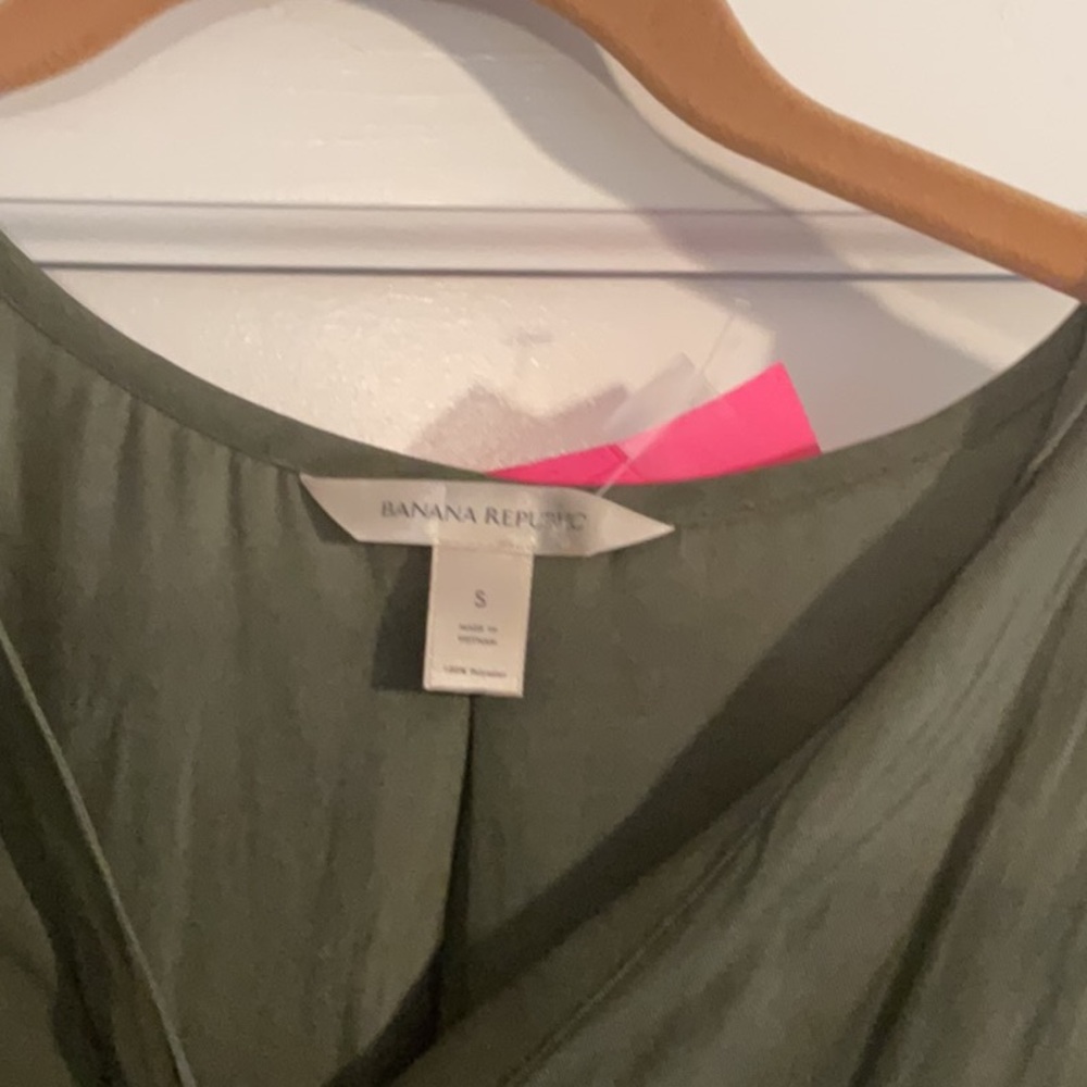 Banana Republic Olive Green Split Neck Cap Sleeve Blouse sz S - Picture 2 of 7
